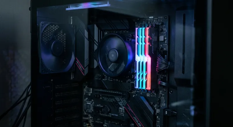 Módulos de memoria RAM con iluminación RGB instalados en la placa base de un ordenador para juegos.