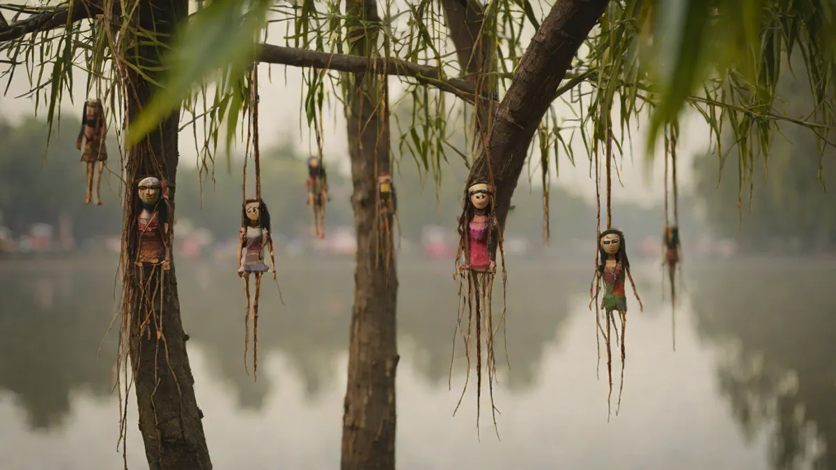 Muñecas antiguas y desgastadas colgadas de los árboles en la Isla de las Muñecas de Xochimilco.