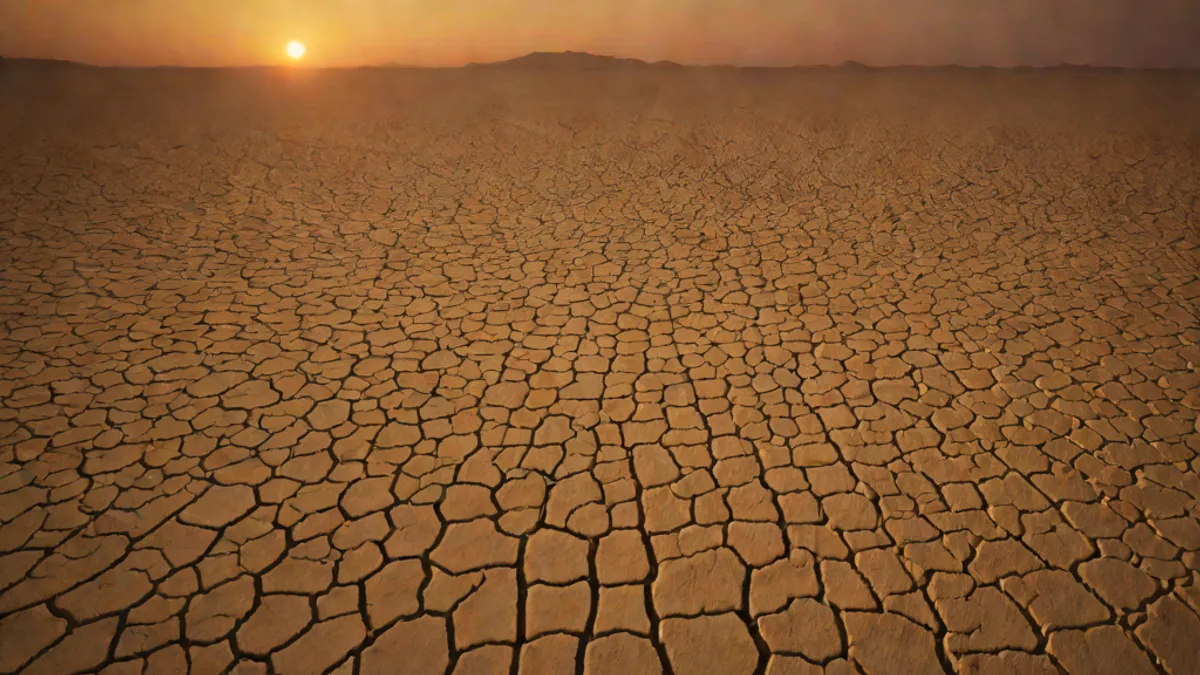 Vista de desierto en crepúsculo con texturas de tierra y sombras