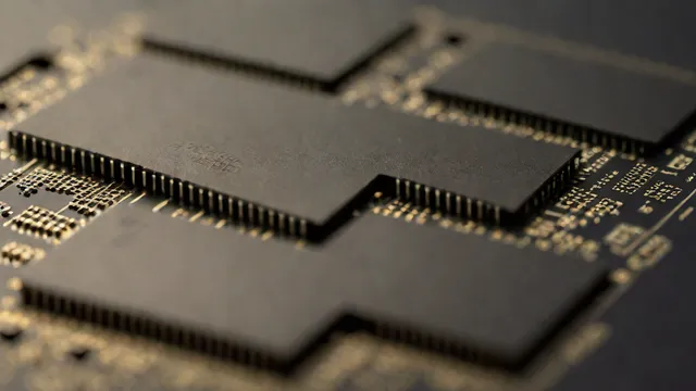 Módulos de memoria RAM DDR4 y DDR5 colocados uno al lado del otro sobre una alfombrilla antiestática de trabajo.