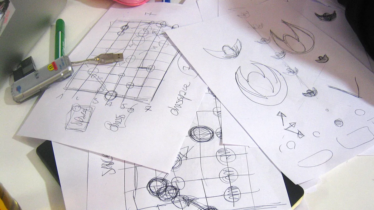 Escenario de videojuego en fase de desarrollo con geometría básica y zonas elevadas para orientar al jugador.