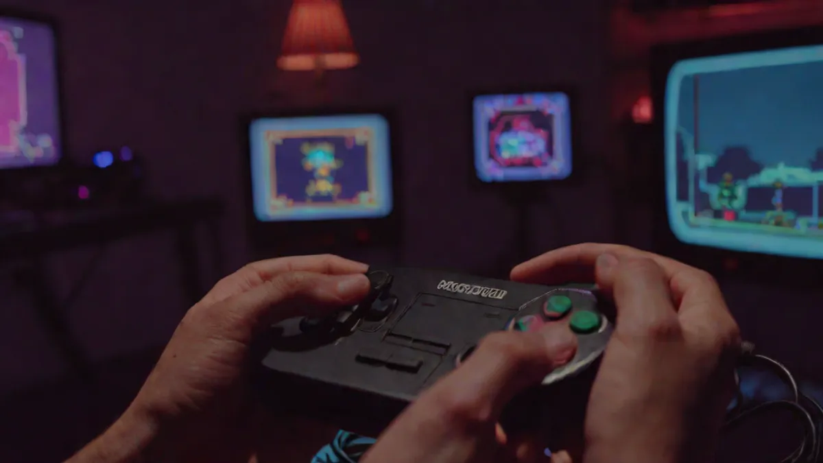 Jugador sosteniendo un mando frente a una pantalla antigua que muestra un secreto oculto en un videojuego retro.