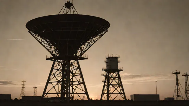 Torre con antena de radar militar de la Fuerza Aérea estadounidense de los años 50 durante el atardecer.