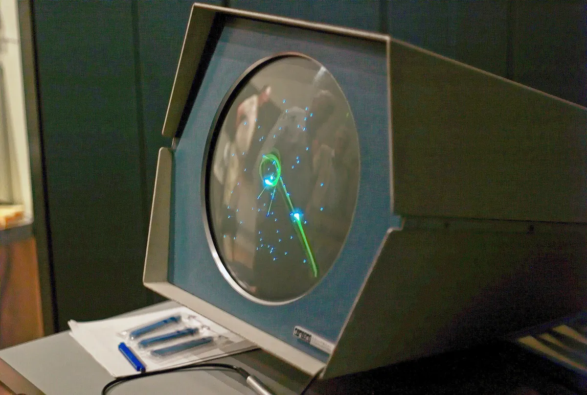 Vista posterior de un personaje en un acantilado contemplando un extenso mundo abierto.