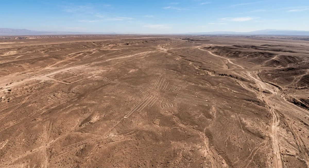 Vista aérea del geoglifo del colibrí trazado sobre el árido desierto de Nazca en Perú.