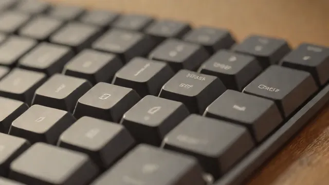 Vista de un teclado mecánico con switches visibles bajo luz natural