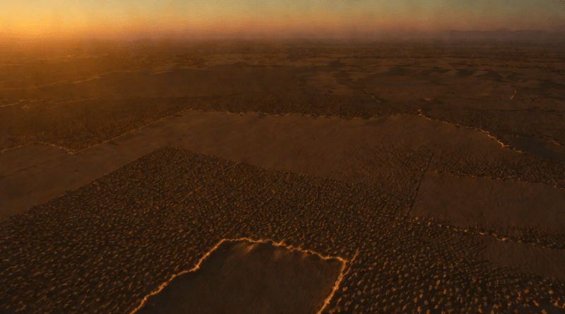 Vista aérea de un desierto en la tarde con un objeto de luz en el cielo