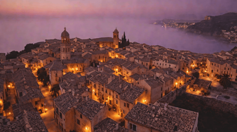 Casas encantadas en un pueblo andaluz al atardecer, neblina mágica