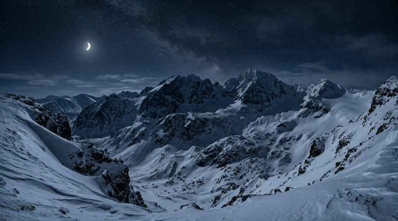 Vista nocturna del monte Kholat Syakl en la zona de alta montaña