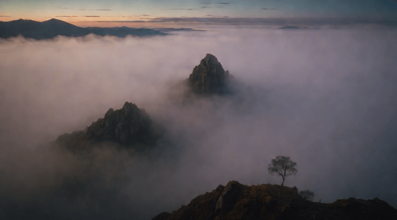 Vista nocturna de montaña con un ser criptico emergiendo del vapor