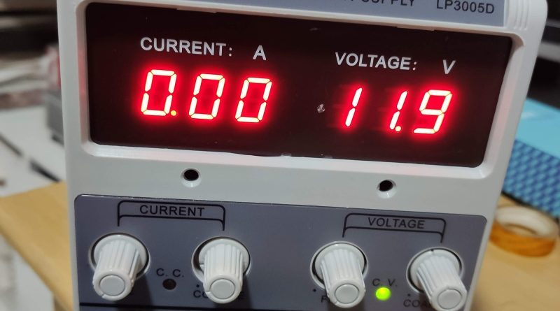 Fuente de alimentación para PC sobre una mesa de trabajo junto a sus cables modulares.