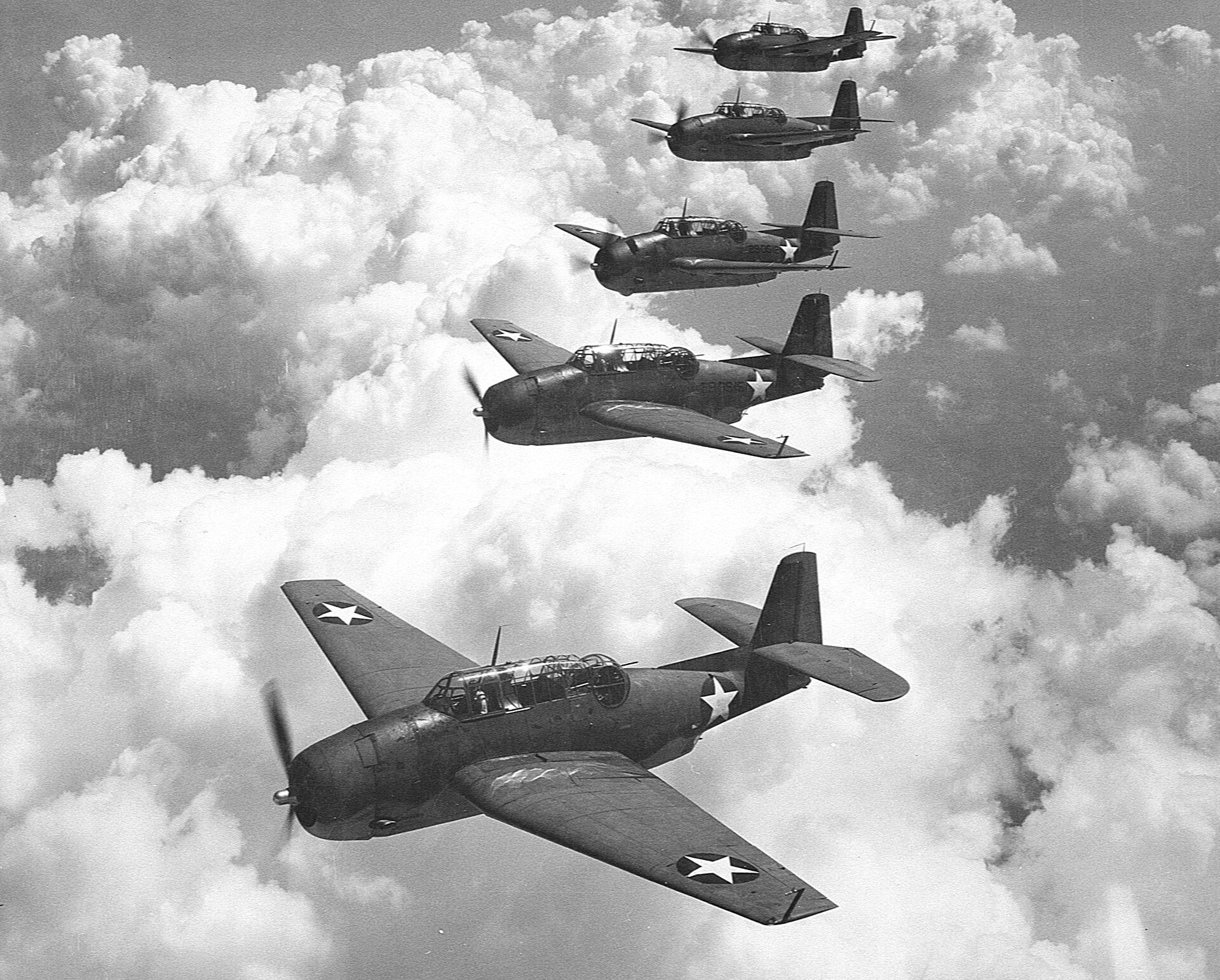 Avión bombardero TBM Avenger de la década de 1940 estacionado en una pista naval