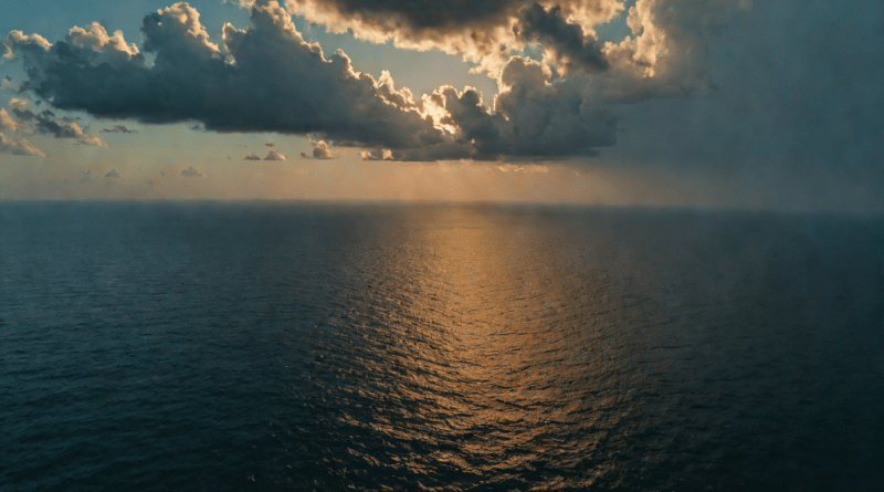 Vista aérea del Triángulo de las Bermudas al atardecer sobre el océano Atlántico