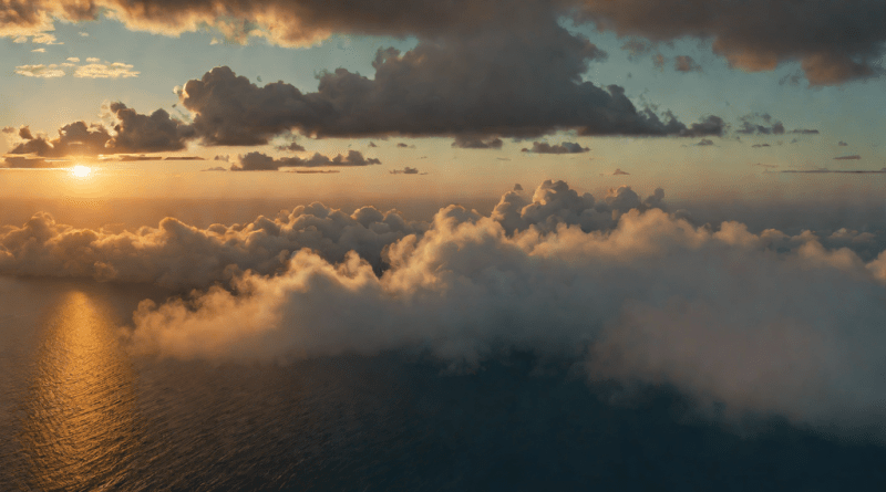 Vista aérea del Triángulo de las Bermudas al atardecer sobre el océano Atlántico